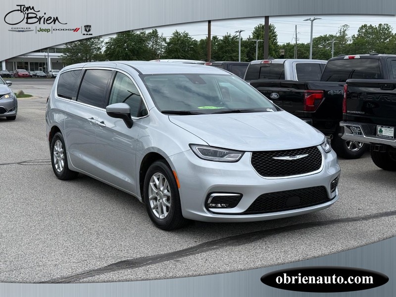 Chrysler Pacifica Vehicle Full-screen Gallery Image 01