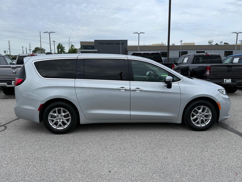 Chrysler Pacifica Vehicle Full-screen Gallery Image 02