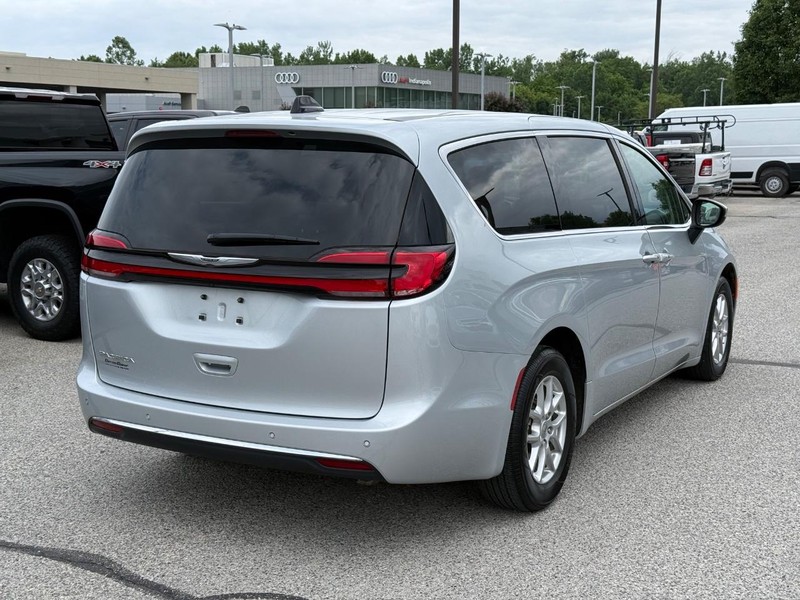 Chrysler Pacifica Vehicle Full-screen Gallery Image 03