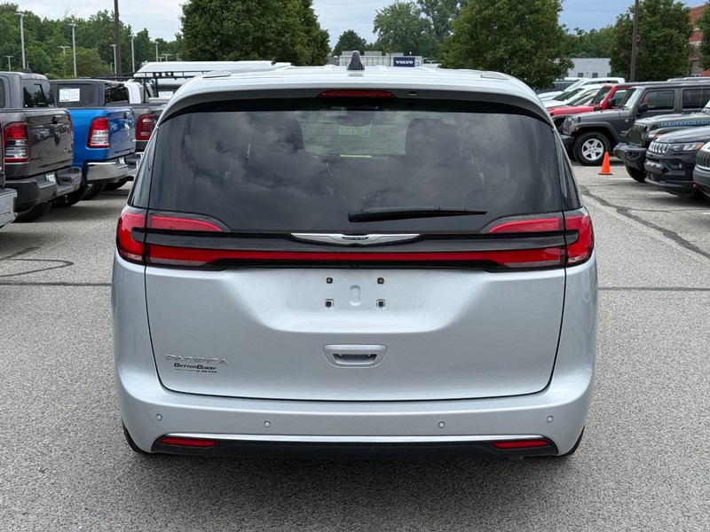 Chrysler Pacifica Vehicle Full-screen Gallery Image 04