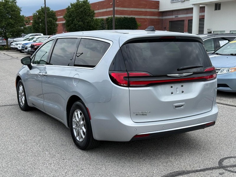 Chrysler Pacifica Vehicle Full-screen Gallery Image 05
