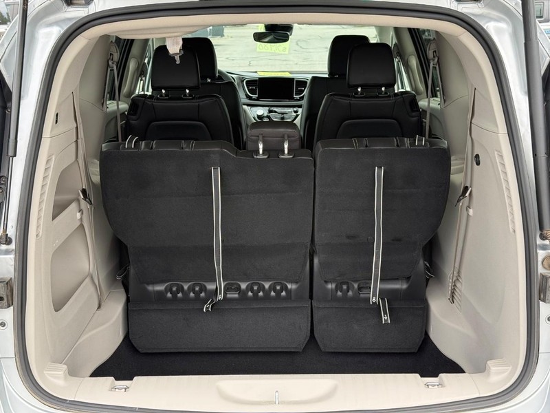 Chrysler Pacifica Vehicle Full-screen Gallery Image 07