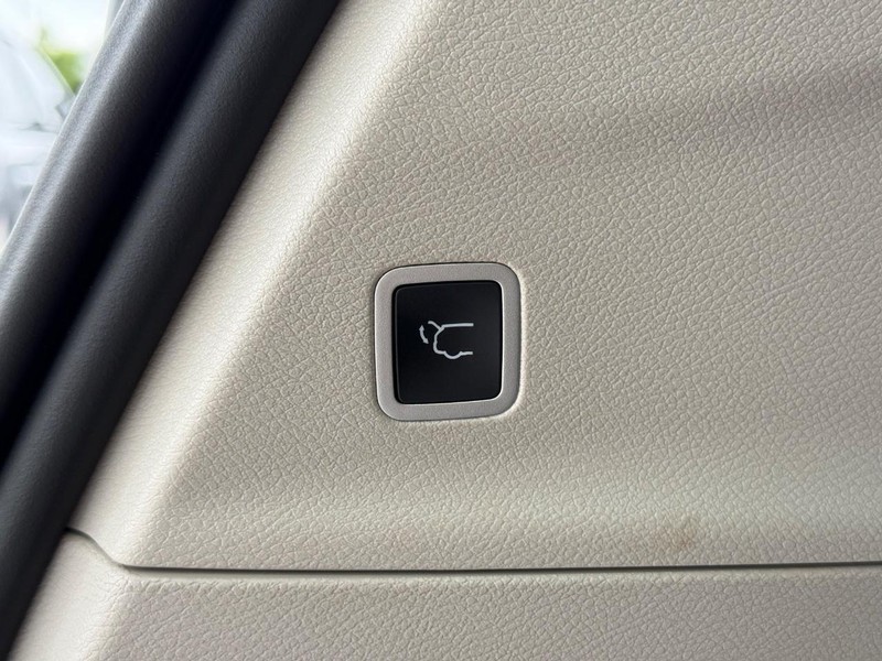 Chrysler Pacifica Vehicle Full-screen Gallery Image 08