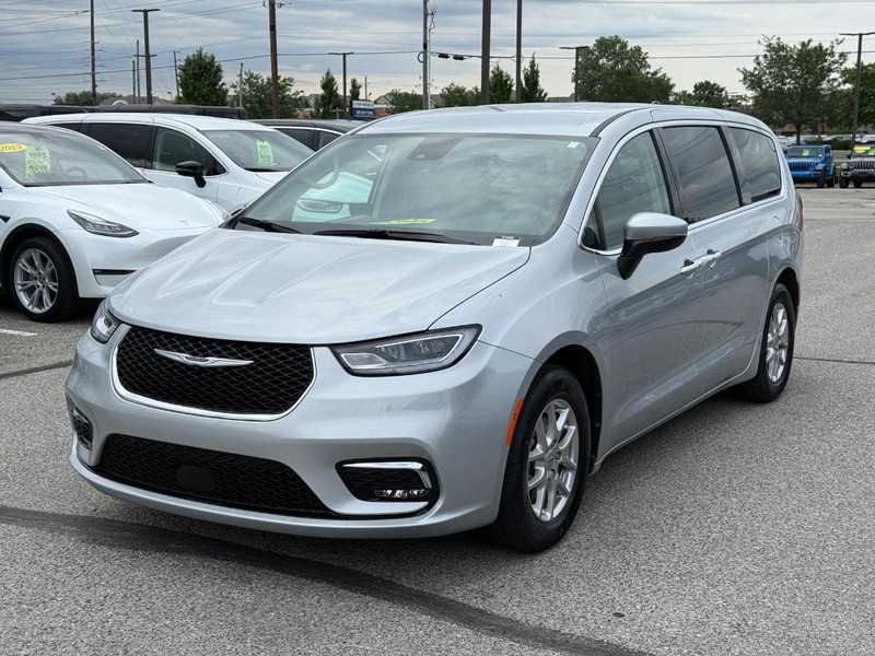Chrysler Pacifica Vehicle Full-screen Gallery Image 09
