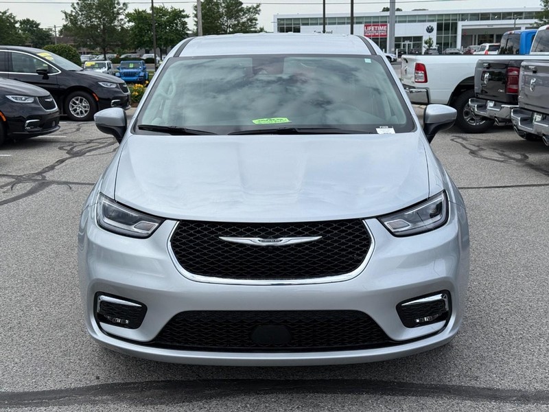 Chrysler Pacifica Vehicle Full-screen Gallery Image 10