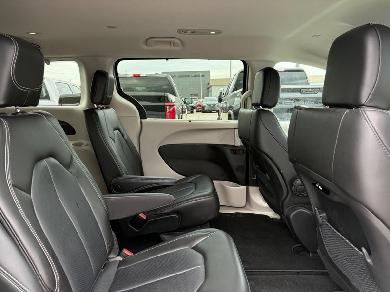 Chrysler Pacifica Vehicle Full-screen Gallery Image 11