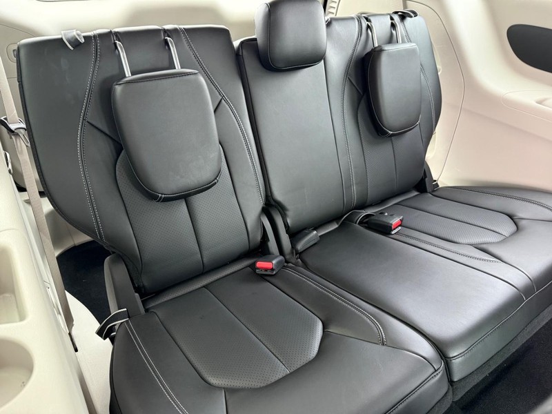 Chrysler Pacifica Vehicle Full-screen Gallery Image 12