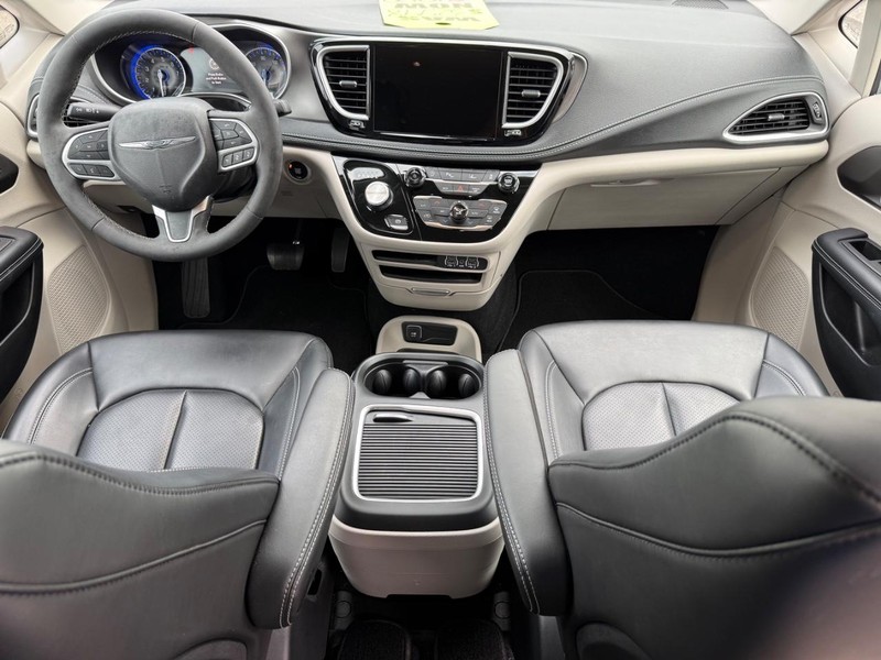 Chrysler Pacifica Vehicle Full-screen Gallery Image 13