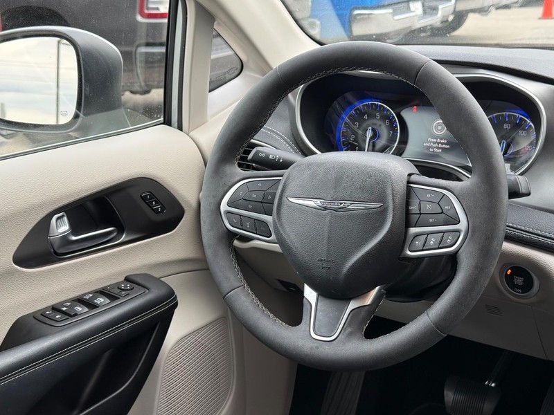 Chrysler Pacifica Vehicle Full-screen Gallery Image 14