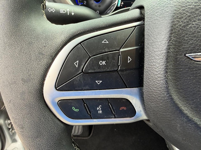 Chrysler Pacifica Vehicle Full-screen Gallery Image 15