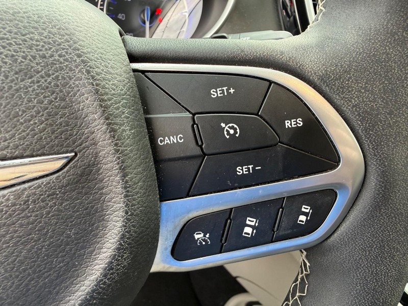 Chrysler Pacifica Vehicle Full-screen Gallery Image 16