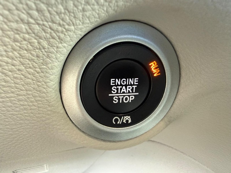 Chrysler Pacifica Vehicle Full-screen Gallery Image 17