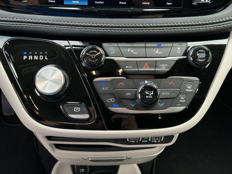 Chrysler Pacifica Vehicle Full-screen Gallery Image 20