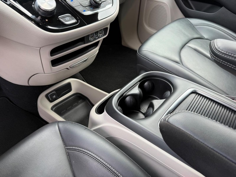 Chrysler Pacifica Vehicle Full-screen Gallery Image 21