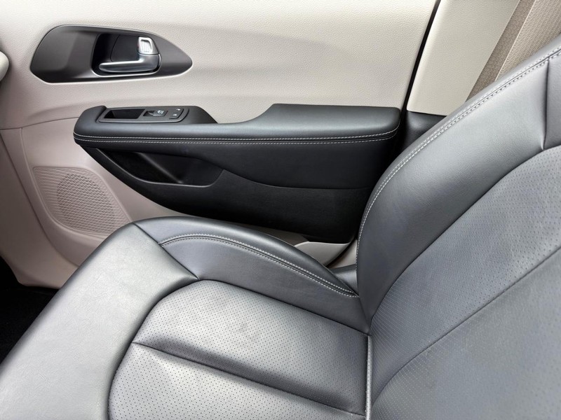 Chrysler Pacifica Vehicle Full-screen Gallery Image 22