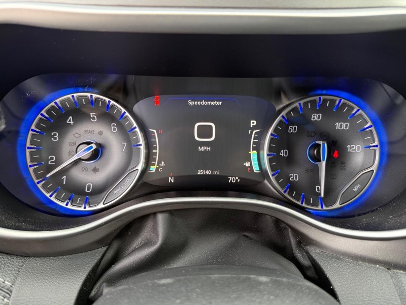 Chrysler Pacifica Vehicle Full-screen Gallery Image 23