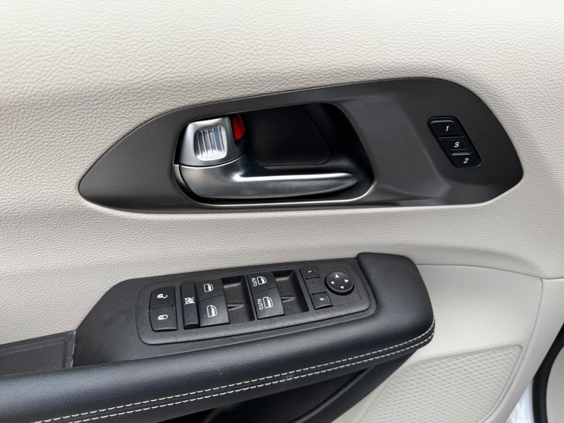 Chrysler Pacifica Vehicle Full-screen Gallery Image 25