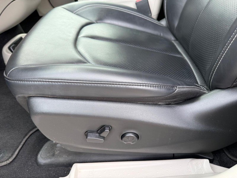 Chrysler Pacifica Vehicle Full-screen Gallery Image 26