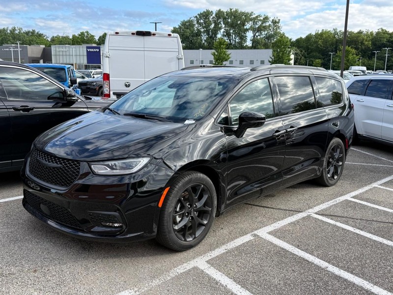 Chrysler Pacifica Vehicle Full-screen Gallery Image 02