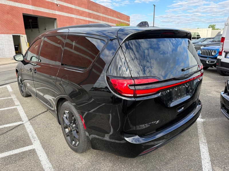 Chrysler Pacifica Vehicle Full-screen Gallery Image 03