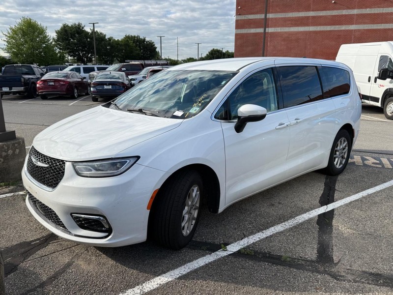 Chrysler Pacifica Vehicle Full-screen Gallery Image 02
