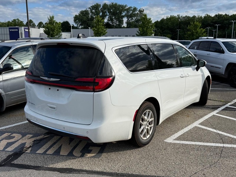 Chrysler Pacifica Vehicle Full-screen Gallery Image 04