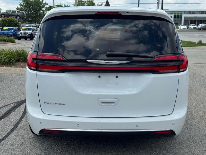 Chrysler Pacifica Vehicle Full-screen Gallery Image 05