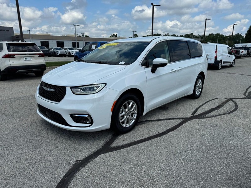 Chrysler Pacifica Vehicle Full-screen Gallery Image 08