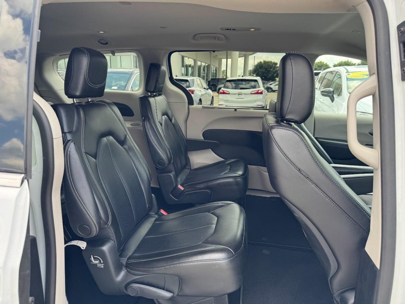 Chrysler Pacifica Vehicle Full-screen Gallery Image 10