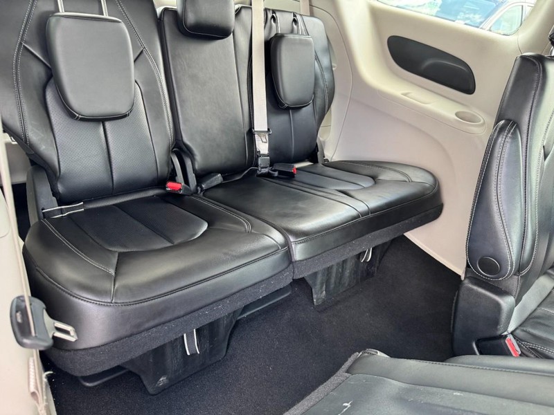 Chrysler Pacifica Vehicle Full-screen Gallery Image 11