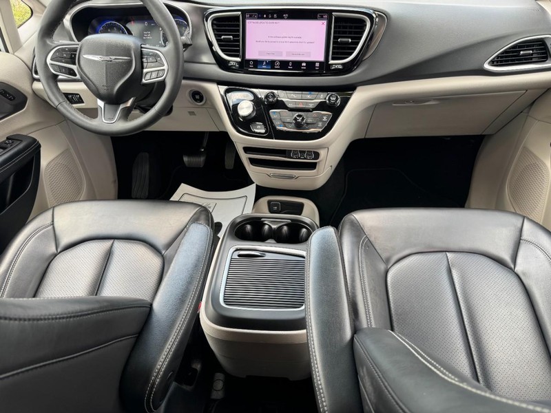 Chrysler Pacifica Vehicle Full-screen Gallery Image 12