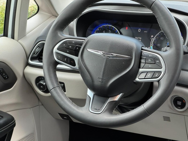Chrysler Pacifica Vehicle Full-screen Gallery Image 13
