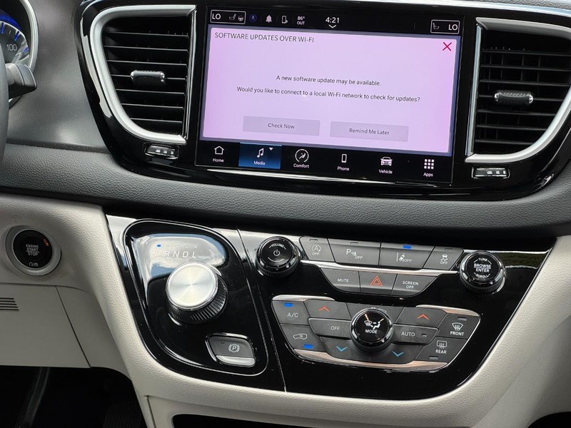 Chrysler Pacifica Vehicle Full-screen Gallery Image 14