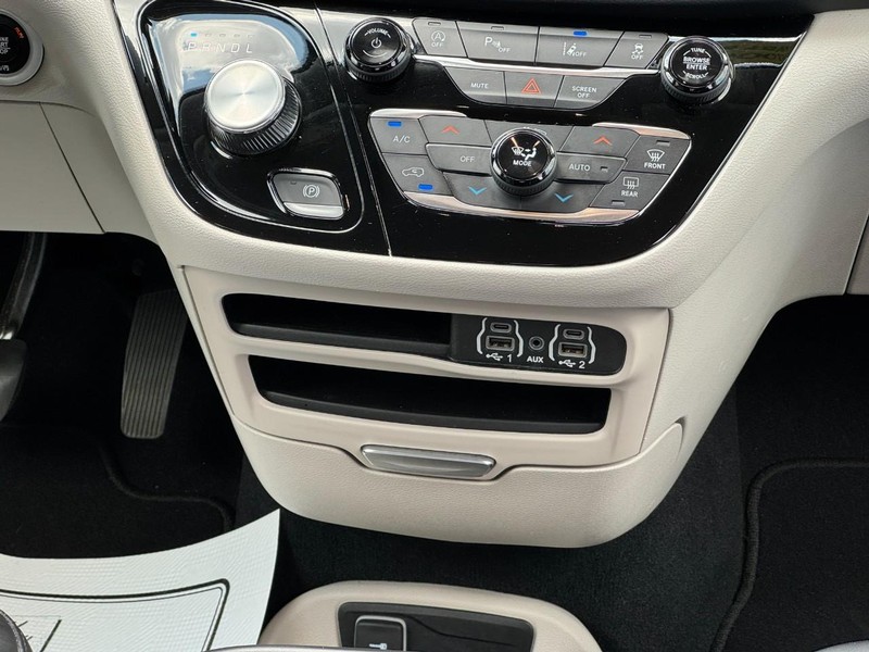 Chrysler Pacifica Vehicle Full-screen Gallery Image 15