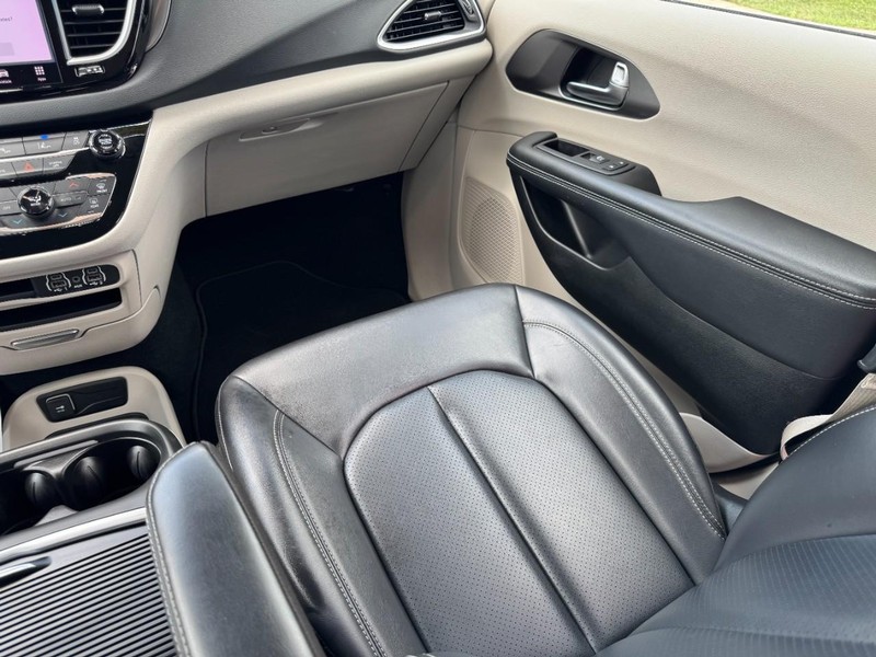 Chrysler Pacifica Vehicle Full-screen Gallery Image 16
