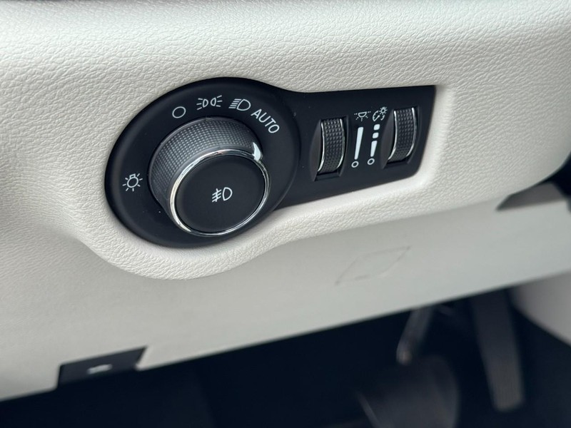 Chrysler Pacifica Vehicle Full-screen Gallery Image 17