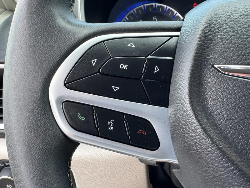 Chrysler Pacifica Vehicle Full-screen Gallery Image 18