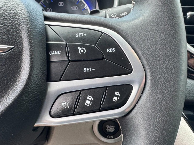 Chrysler Pacifica Vehicle Full-screen Gallery Image 19