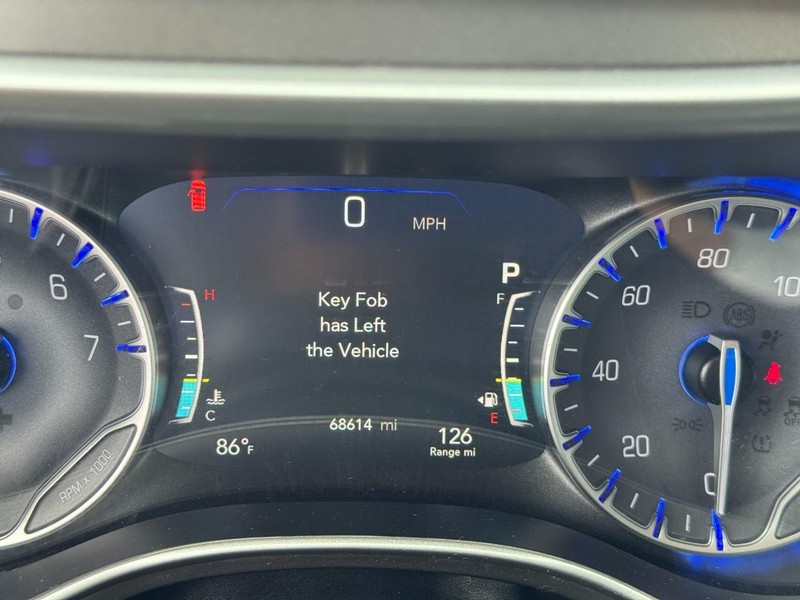 Chrysler Pacifica Vehicle Full-screen Gallery Image 20