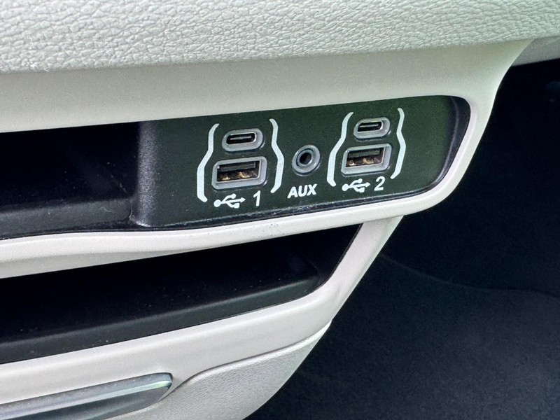 Chrysler Pacifica Vehicle Full-screen Gallery Image 22