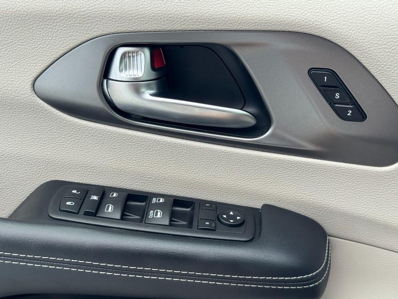 Chrysler Pacifica Vehicle Full-screen Gallery Image 23