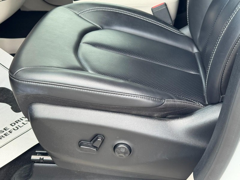 Chrysler Pacifica Vehicle Full-screen Gallery Image 24