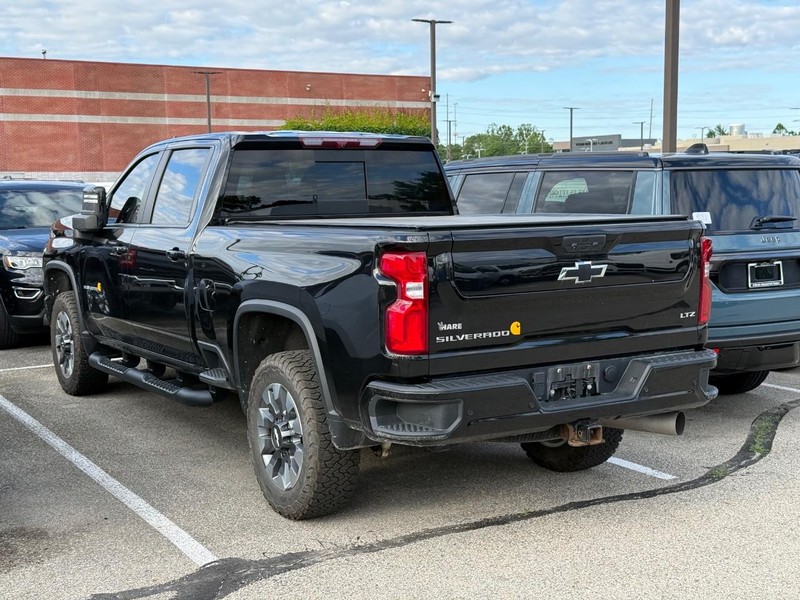 Chevrolet Silverado 2500HD Vehicle Full-screen Gallery Image 03