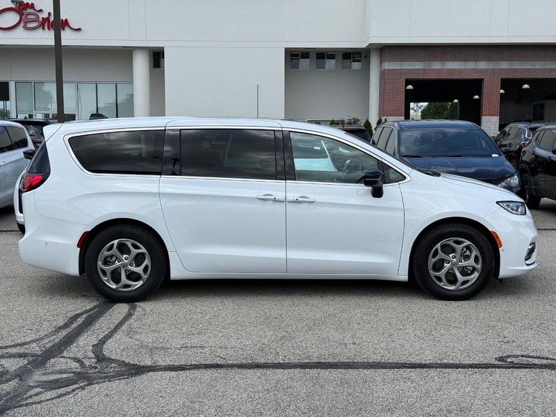 Chrysler Pacifica Vehicle Full-screen Gallery Image 02
