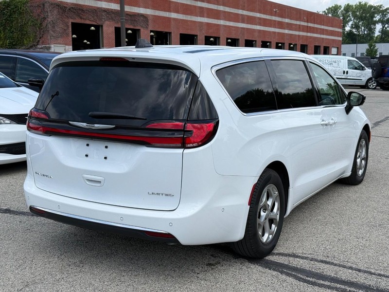 Chrysler Pacifica Vehicle Full-screen Gallery Image 03