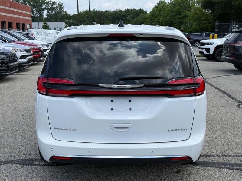 Chrysler Pacifica Vehicle Full-screen Gallery Image 04