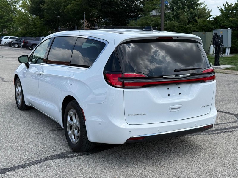 Chrysler Pacifica Vehicle Full-screen Gallery Image 05