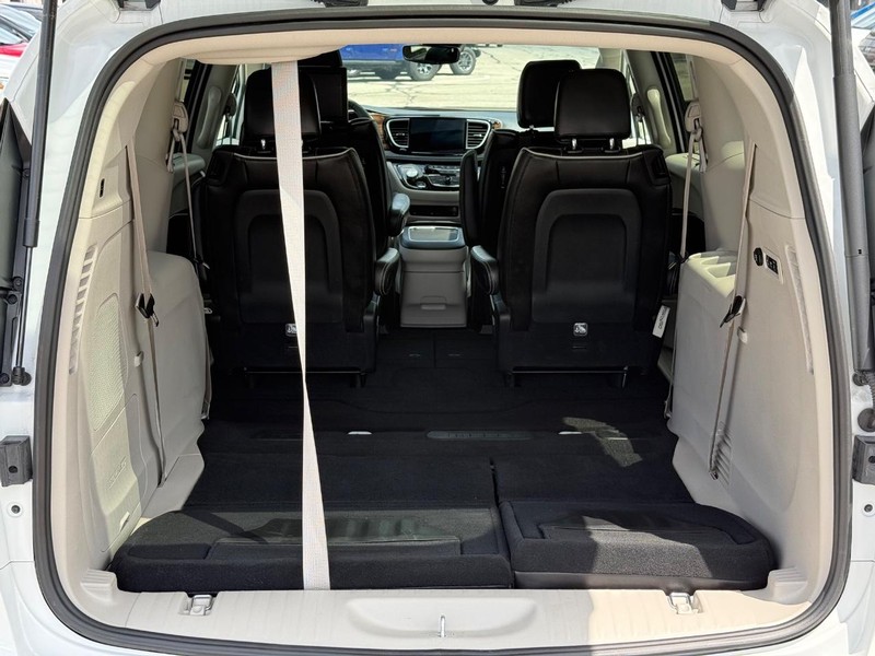 Chrysler Pacifica Vehicle Full-screen Gallery Image 07