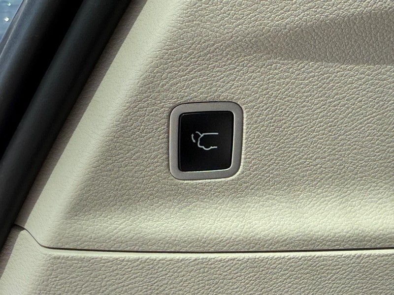 Chrysler Pacifica Vehicle Full-screen Gallery Image 08