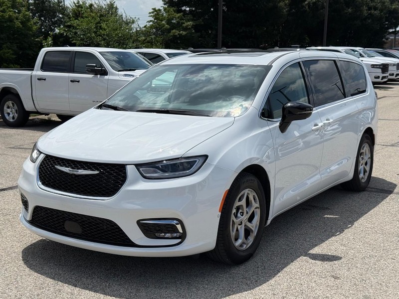 Chrysler Pacifica Vehicle Full-screen Gallery Image 09